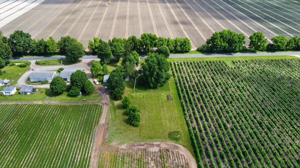 65181 County Road 342 Hartford, MI 49057
