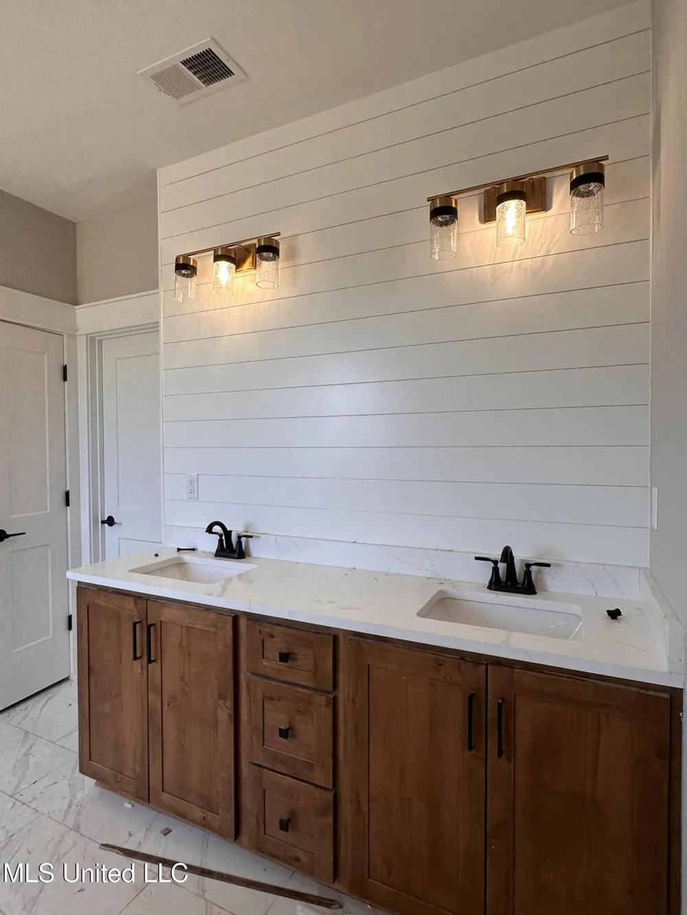 1735 Bakersfield Way Nesbit, MS 38651