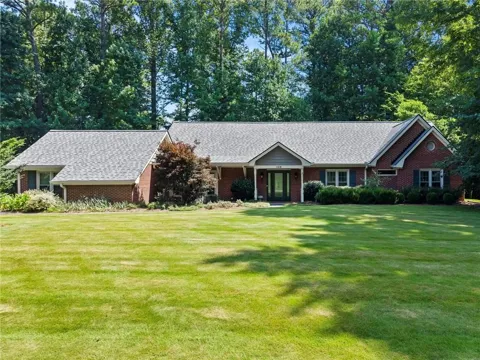 146 Lakeside Drive NW