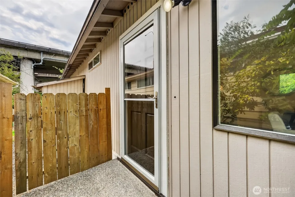 4042 5th Avenue NE Seattle, WA 98105
