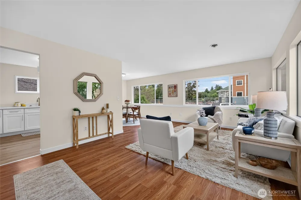 4042 5th Avenue NE Seattle, WA 98105