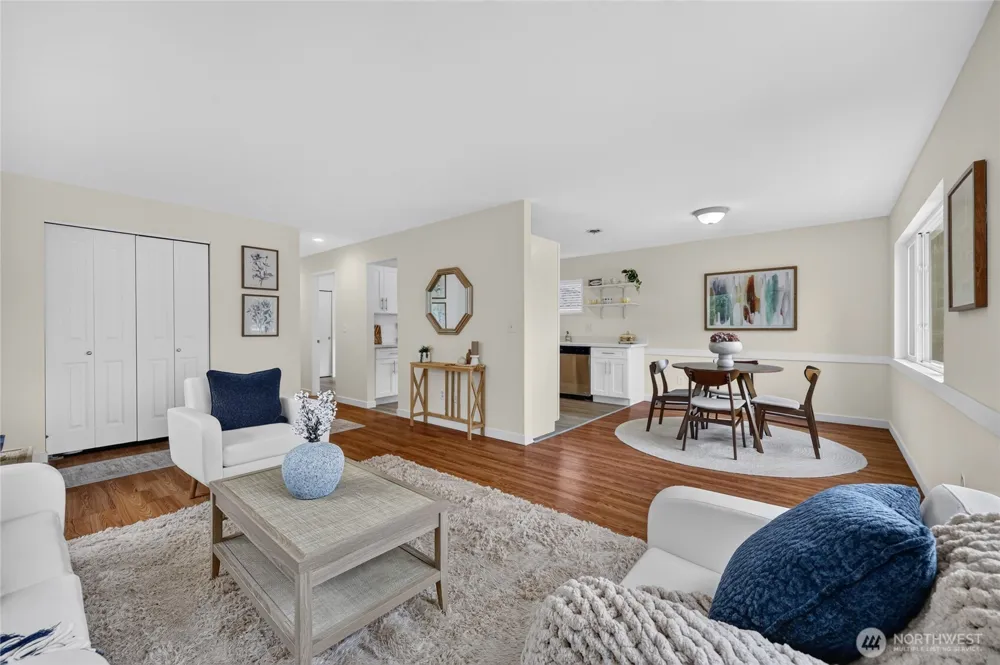 4042 5th Avenue NE Seattle, WA 98105