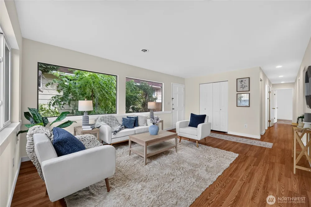 4042 5th Avenue NE Seattle, WA 98105