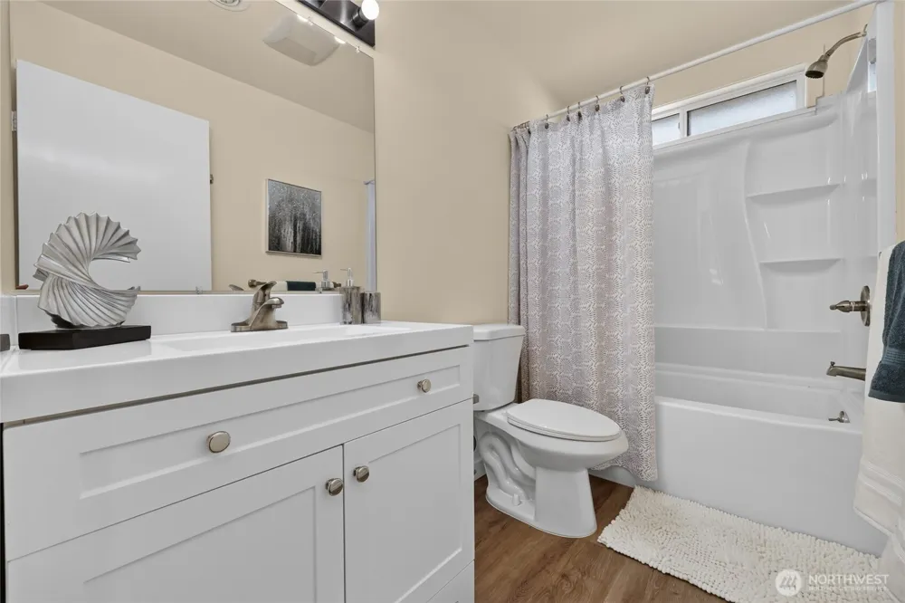 4042 5th Avenue NE Seattle, WA 98105