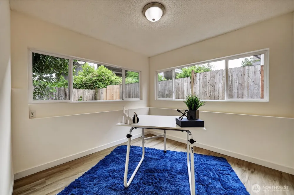 4042 5th Avenue NE Seattle, WA 98105