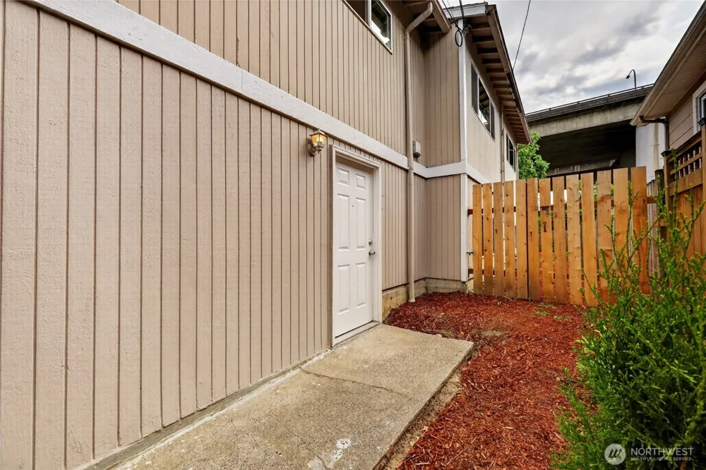 4042 5th Avenue NE Seattle, WA 98105