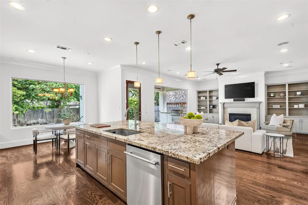 5216 Locust Street Bellaire, TX 77401