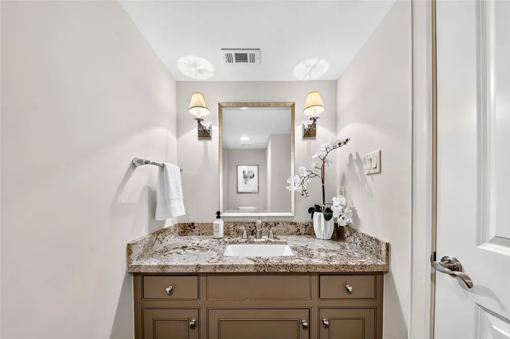 5216 Locust Street Bellaire, TX 77401