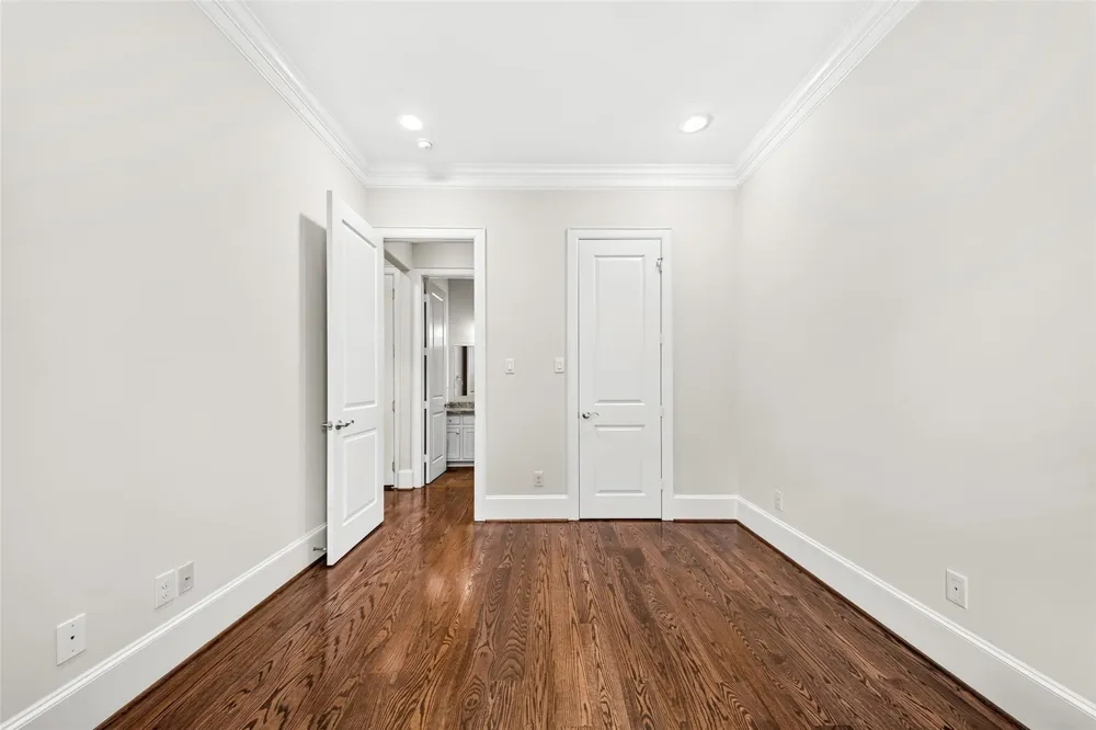 5216 Locust Street Bellaire, TX 77401