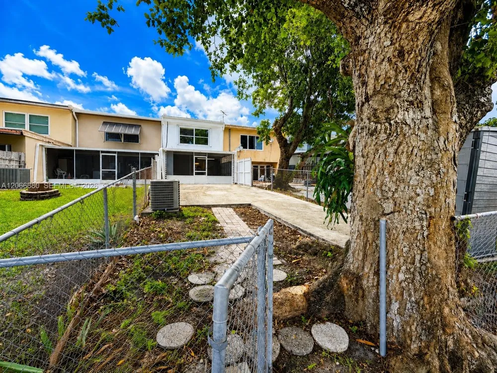 1720 W 75th St Hialeah, FL 33014
