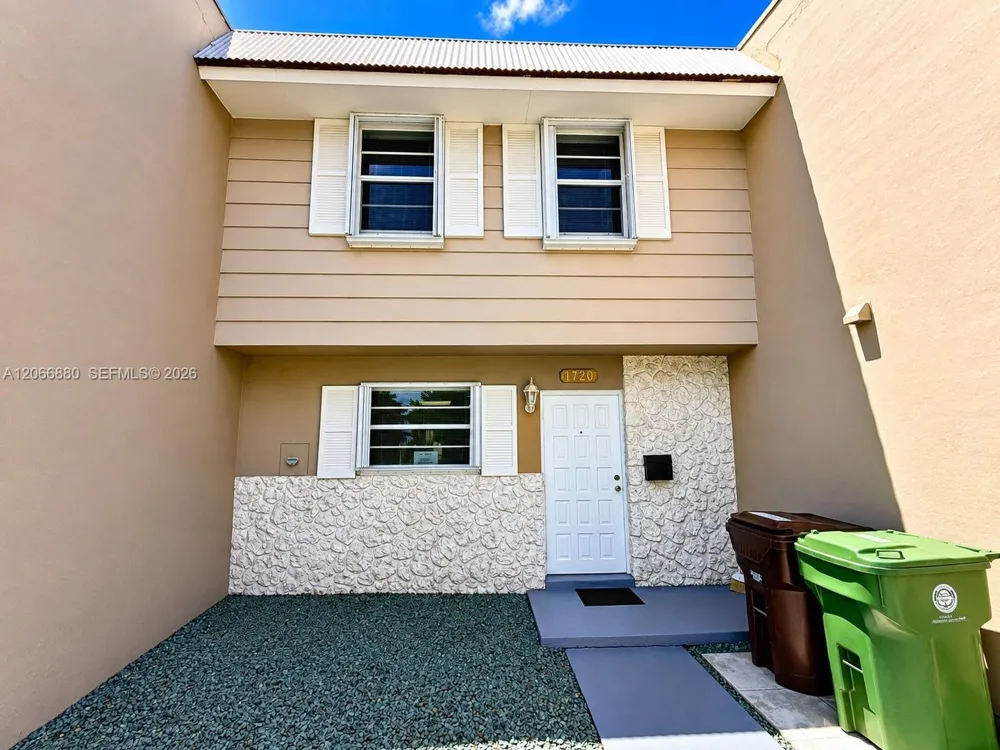1720 W 75th St Hialeah, FL 33014