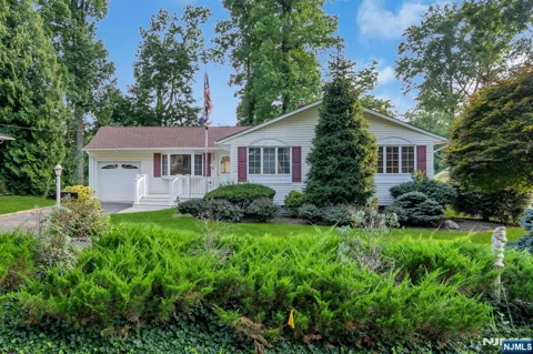 9 Belaire Drive