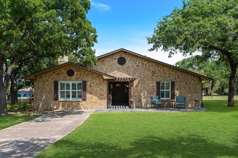 703 Robin Lane Argyle, TX 76226
