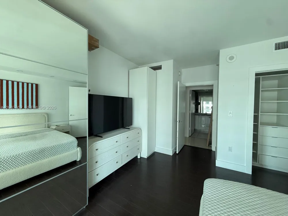500 Brickell Ave #2706 Miami, FL 33131