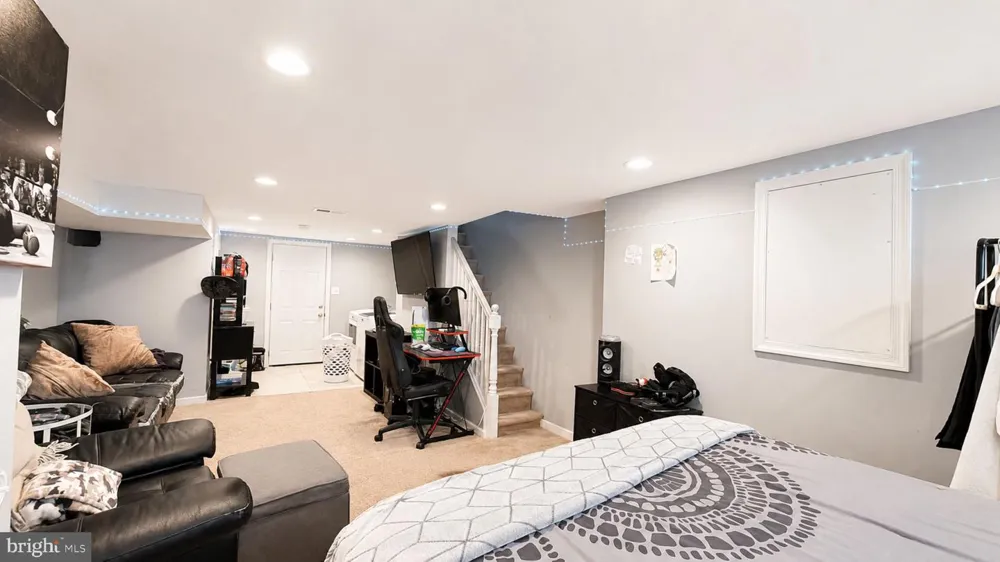 5867 UPLAND WAY Philadelphia, PA 19131