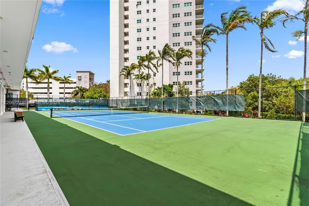 14951 Royal Oaks Ln #1604 North Miami, FL 33181