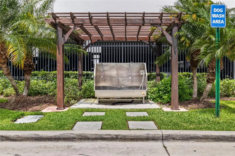 14951 Royal Oaks Ln #1604 North Miami, FL 33181