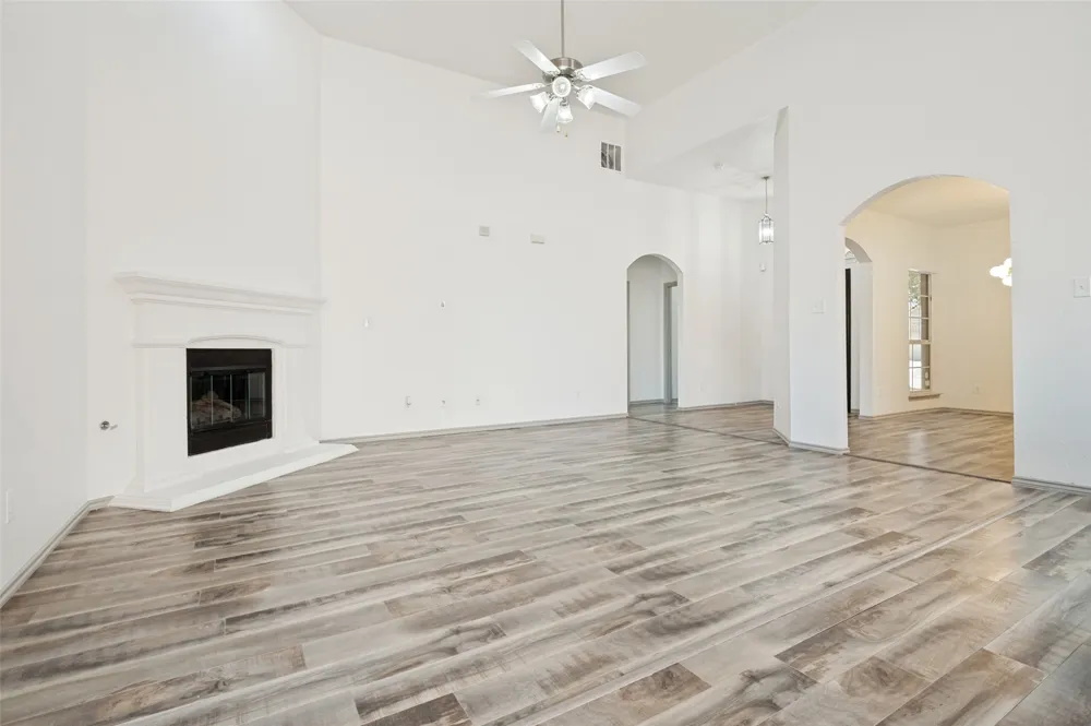 3255 Serpis Grand Prairie, TX 75054