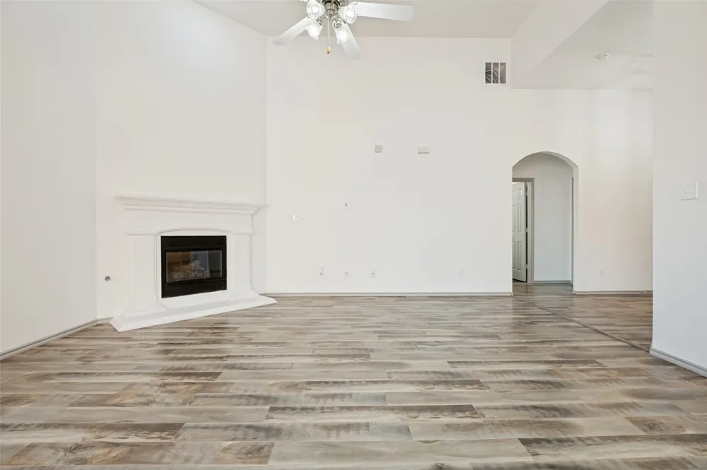 3255 Serpis Grand Prairie, TX 75054