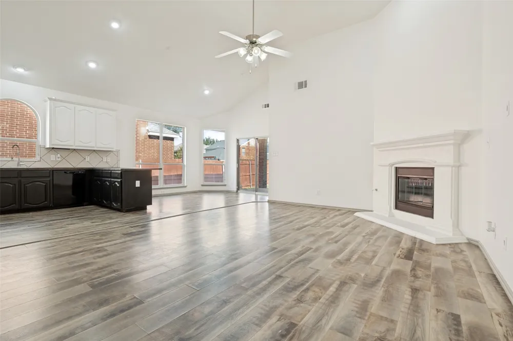 3255 Serpis Grand Prairie, TX 75054