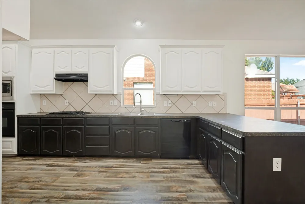 3255 Serpis Grand Prairie, TX 75054