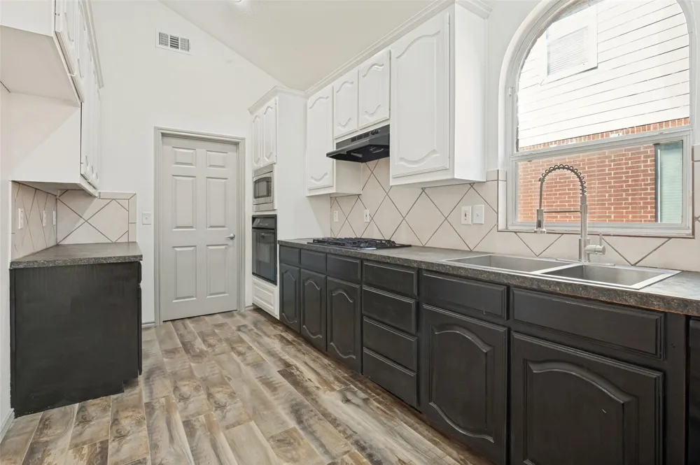 3255 Serpis Grand Prairie, TX 75054