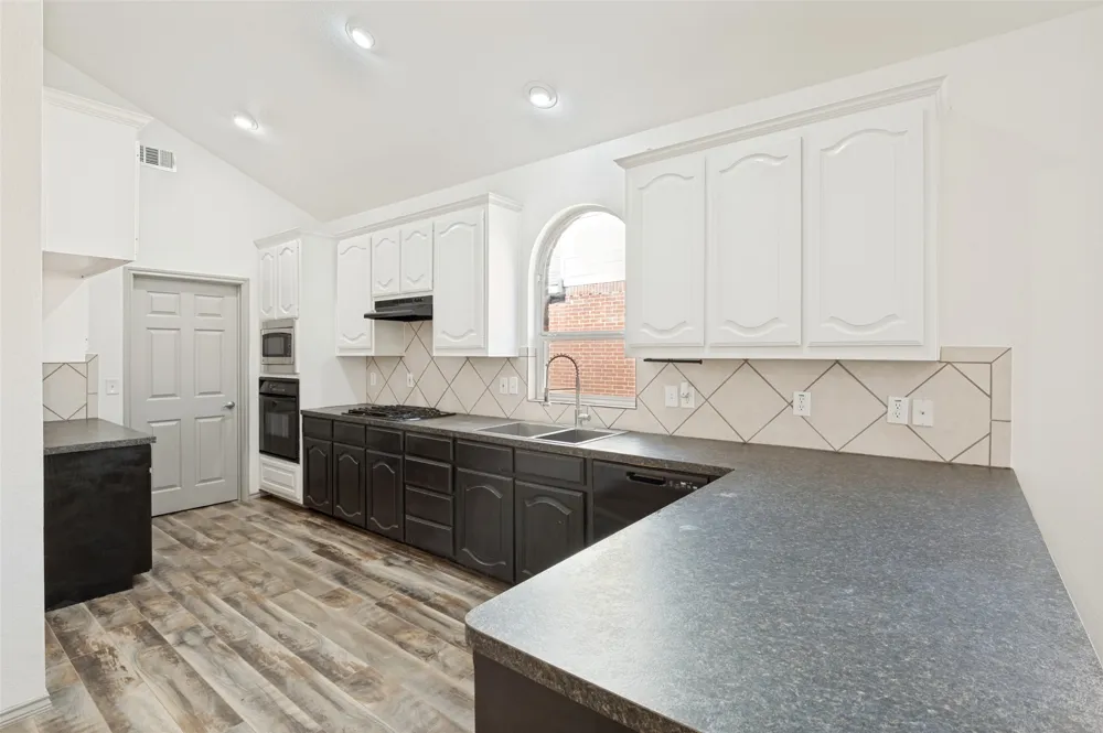 3255 Serpis Grand Prairie, TX 75054