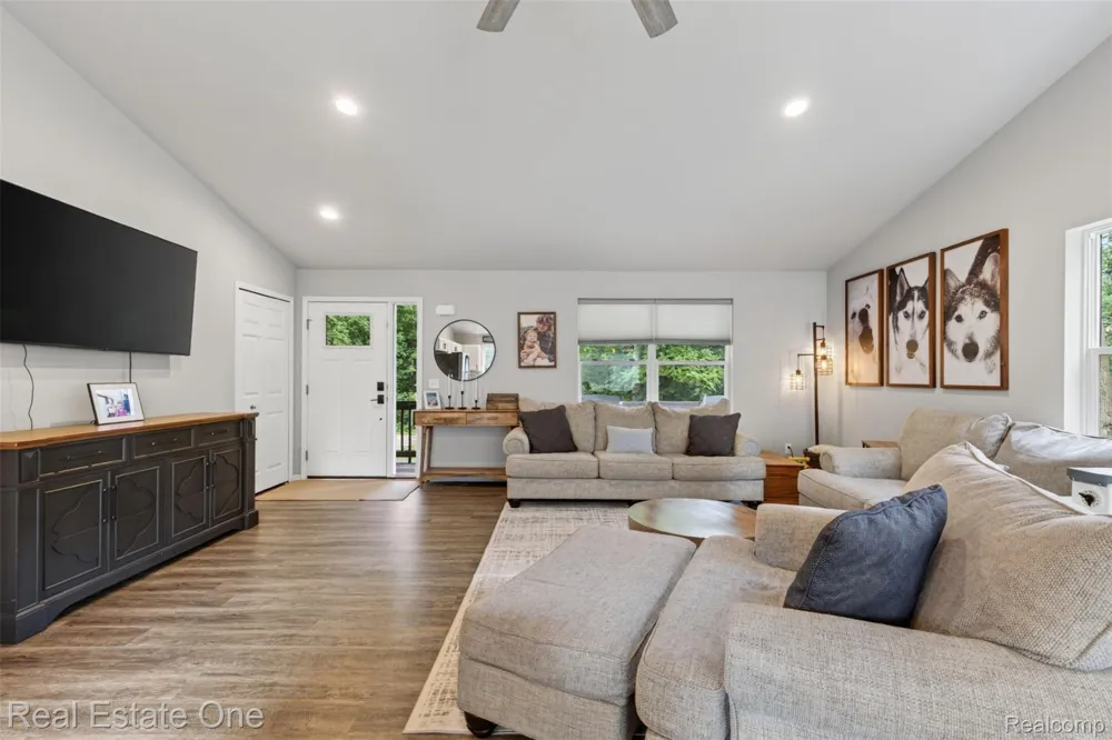 206 S Saint John Road Highland Charter Township, MI 48357