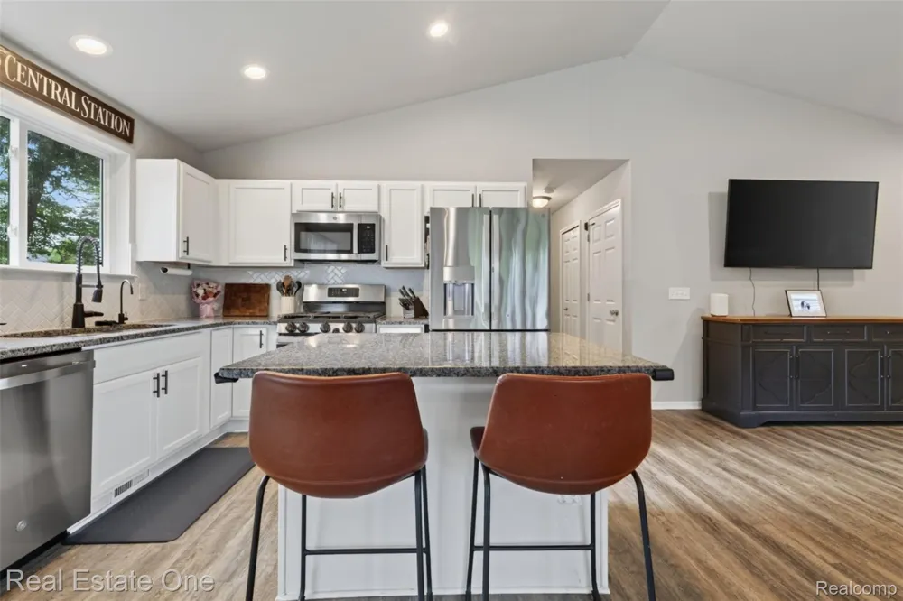 206 S Saint John Road Highland Charter Township, MI 48357