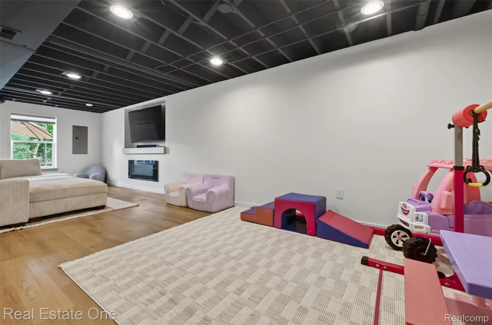 206 S Saint John Road Highland Charter Township, MI 48357
