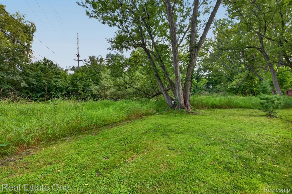 206 S Saint John Road Highland Charter Township, MI 48357