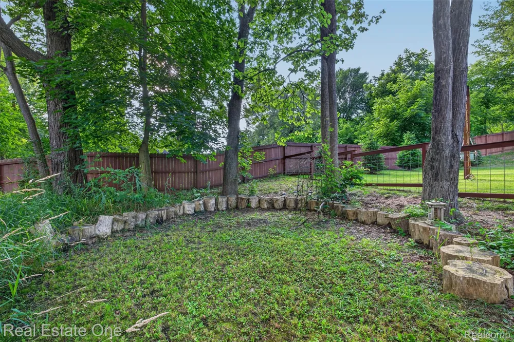 206 S Saint John Road Highland Charter Township, MI 48357
