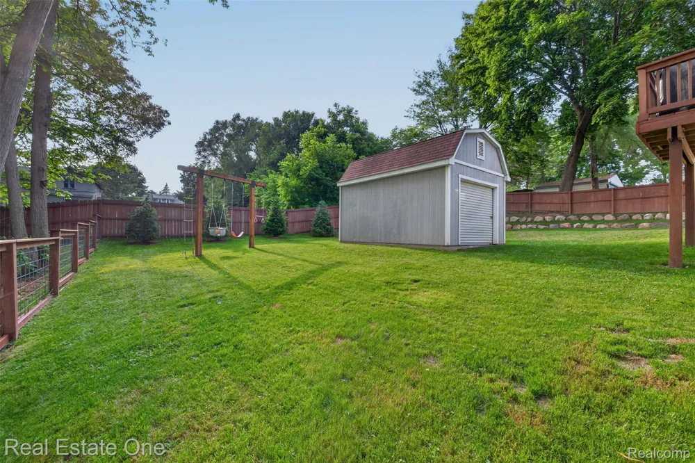 206 S Saint John Road Highland Charter Township, MI 48357