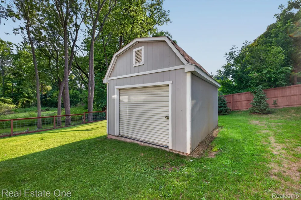 206 S Saint John Road Highland Charter Township, MI 48357