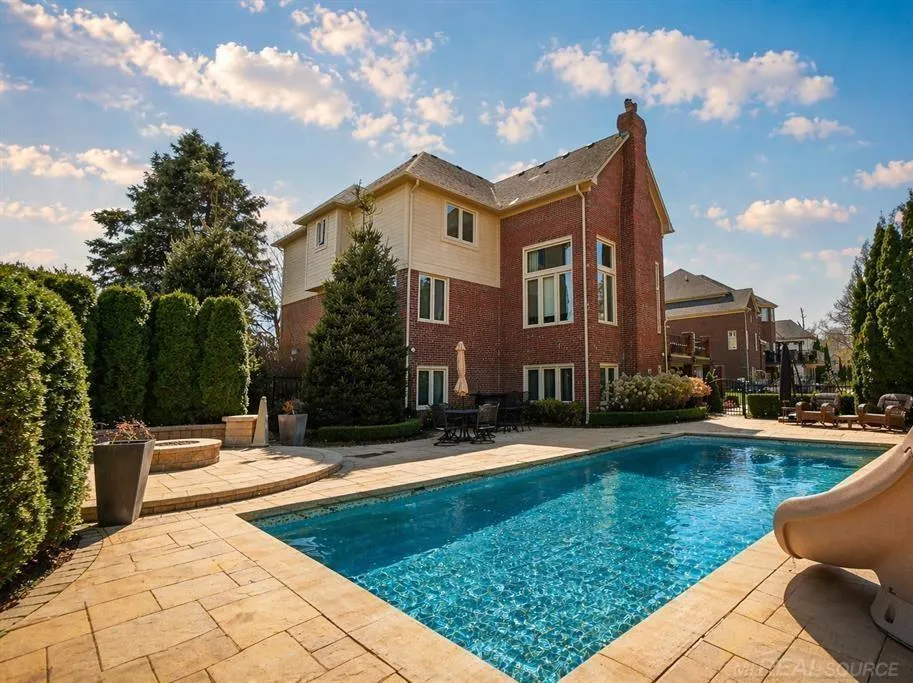 54182 Queensbourough Drive Shelby Charter Township, MI 48315