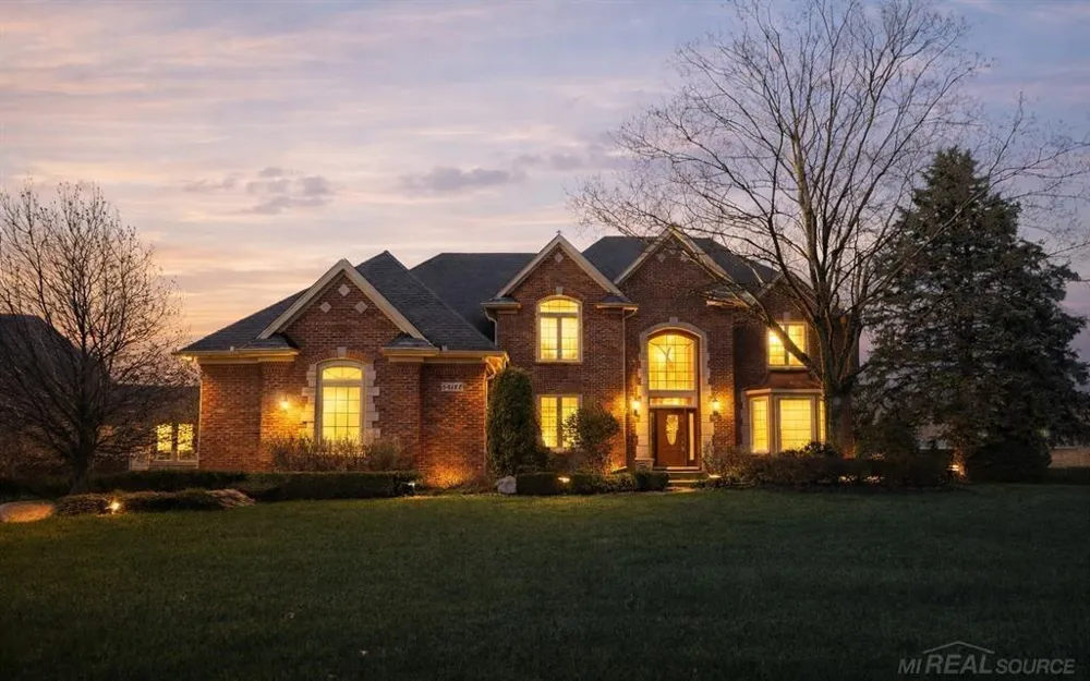 54182 Queensbourough Drive Shelby Charter Township, MI 48315
