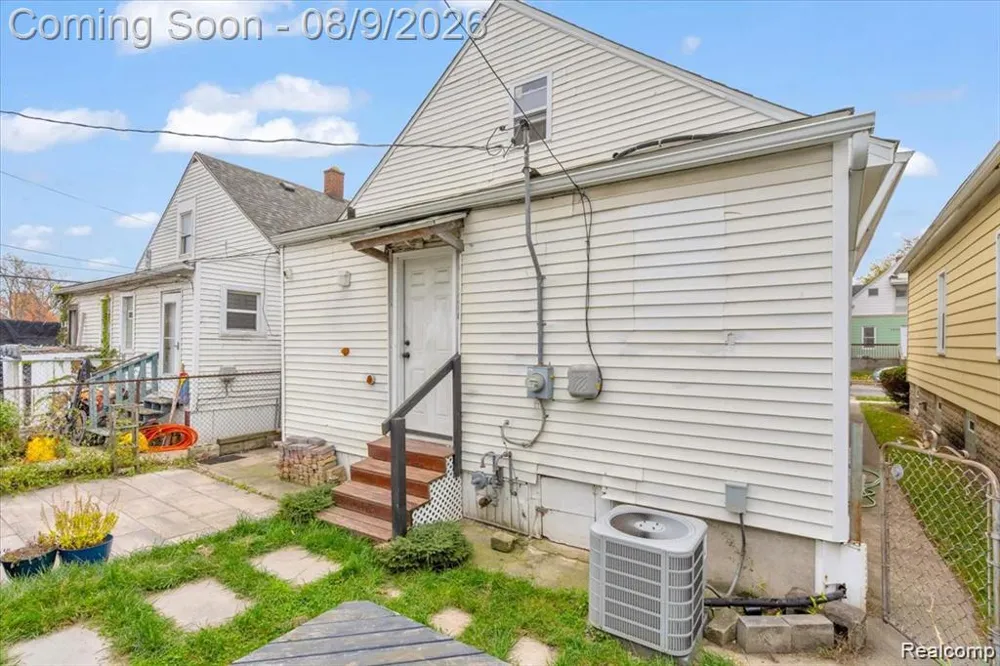 2997 Hanley Street Hamtramck City, MI 48212