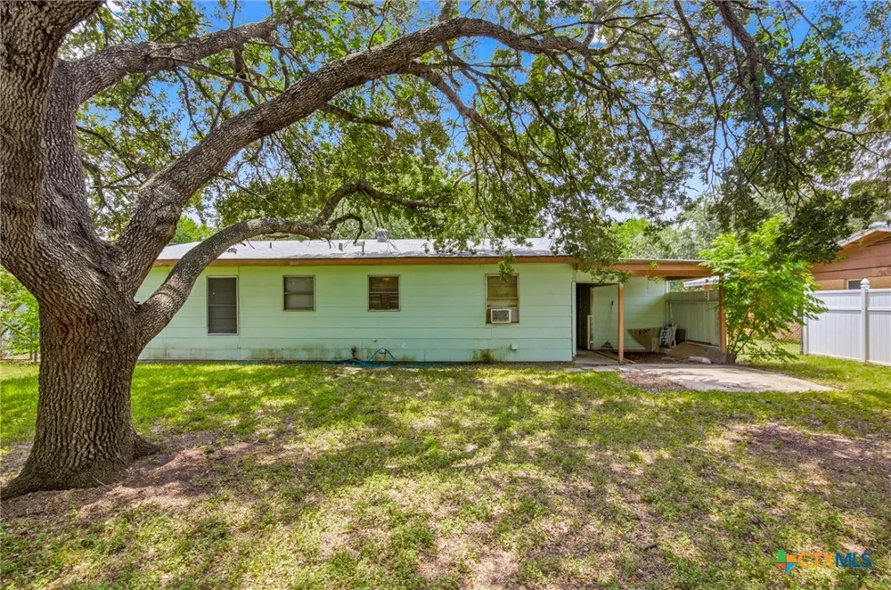 2302 E Rosebud Avenue Victoria, TX 77901