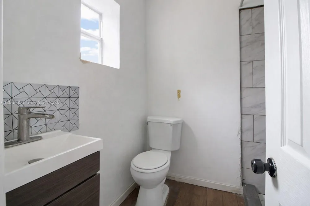 915 SW 9th Ct Miami, FL 33130