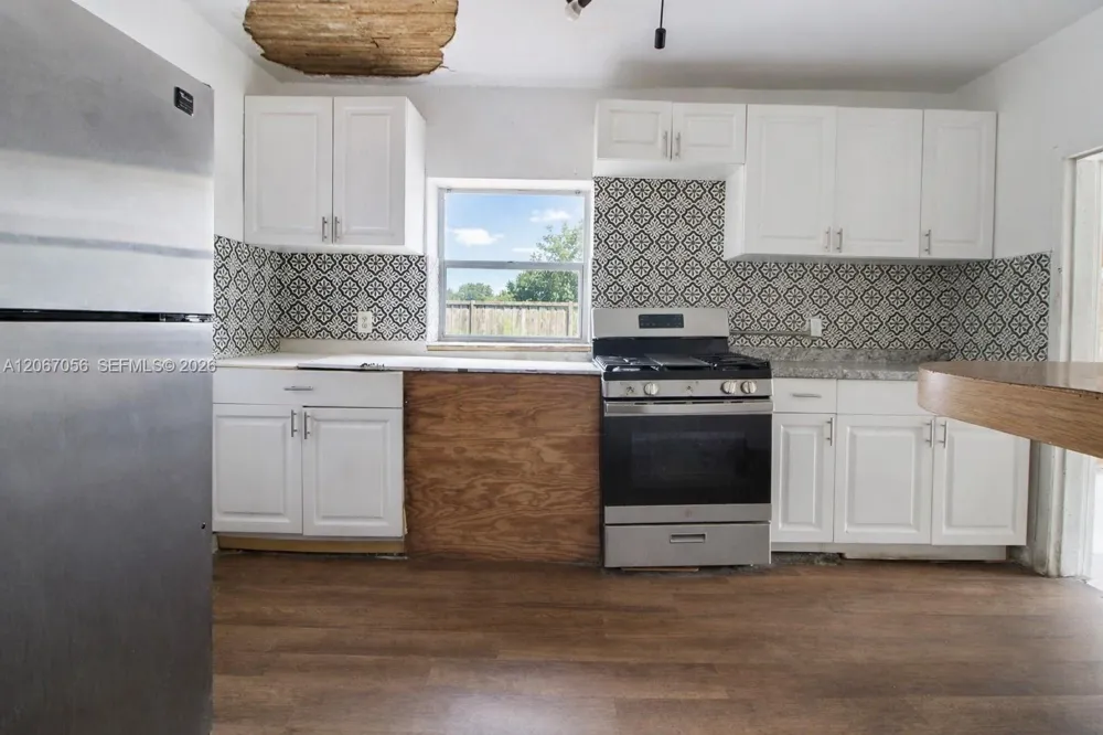 915 SW 9th Ct Miami, FL 33130