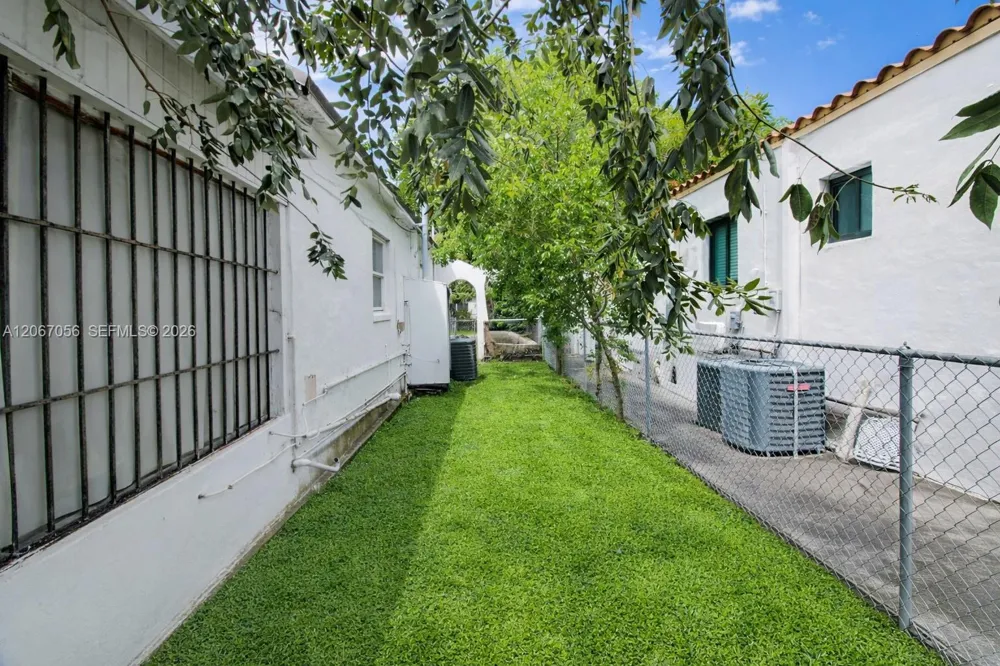 915 SW 9th Ct Miami, FL 33130