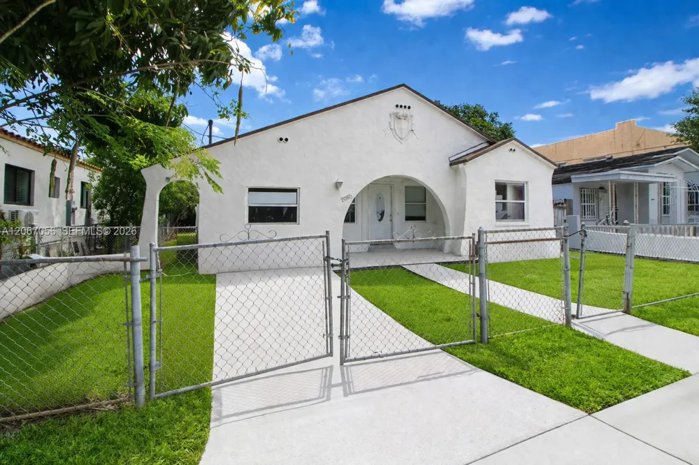 915 SW 9th Ct Miami, FL 33130