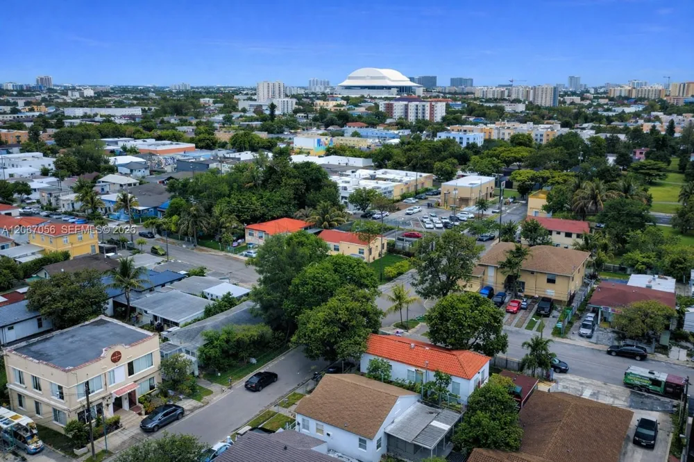 915 SW 9th Ct Miami, FL 33130