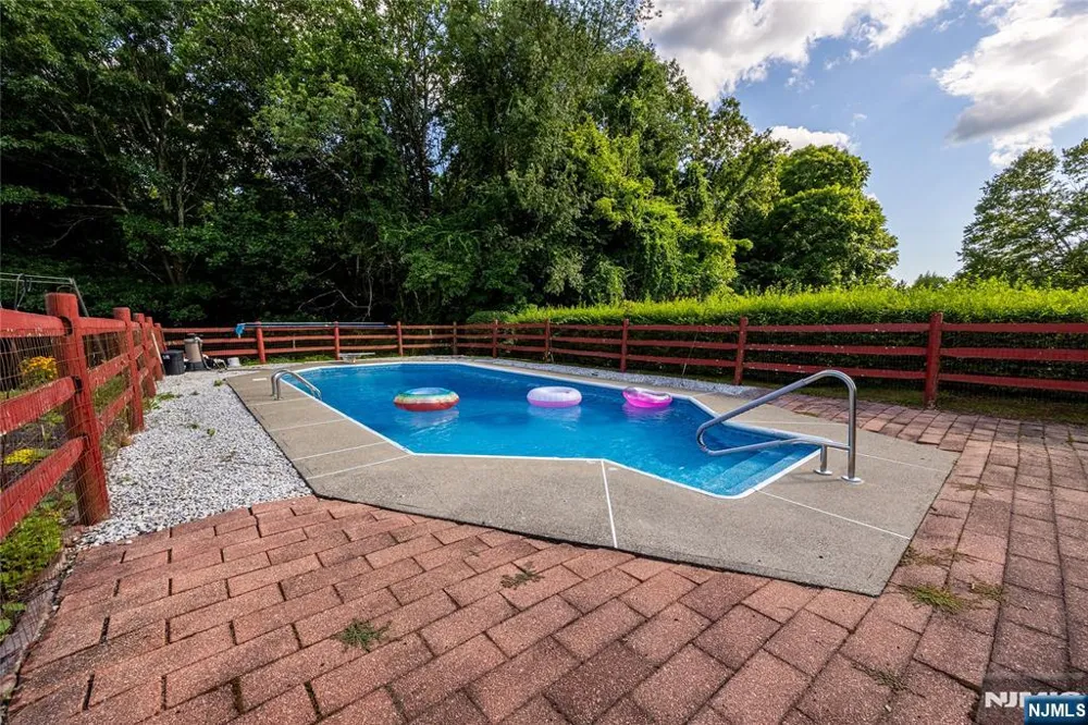 3 Sawmill Road Vernon, NJ 07460