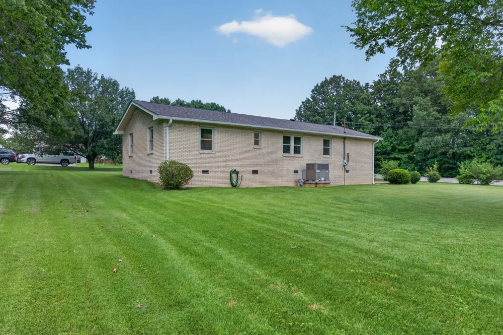 21 Robertson St Mc Ewen, TN 37101