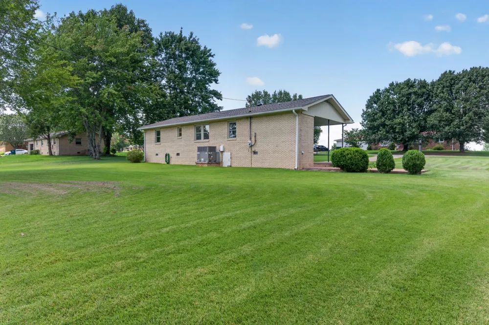 21 Robertson St Mc Ewen, TN 37101