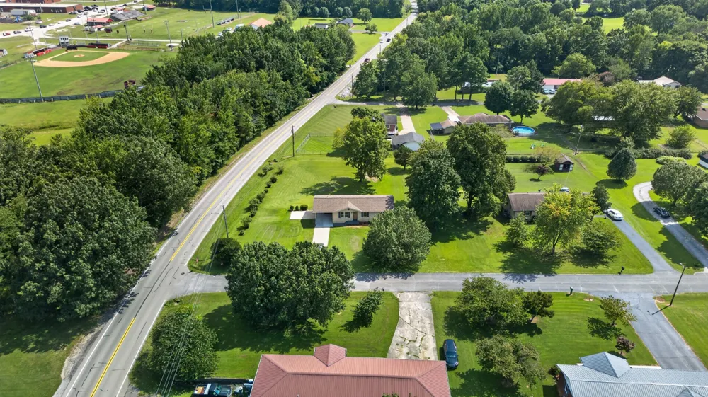 21 Robertson St Mc Ewen, TN 37101