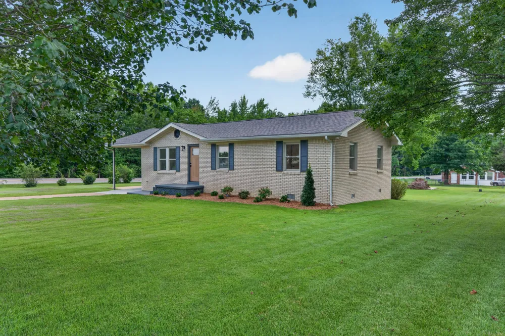 21 Robertson St Mc Ewen, TN 37101