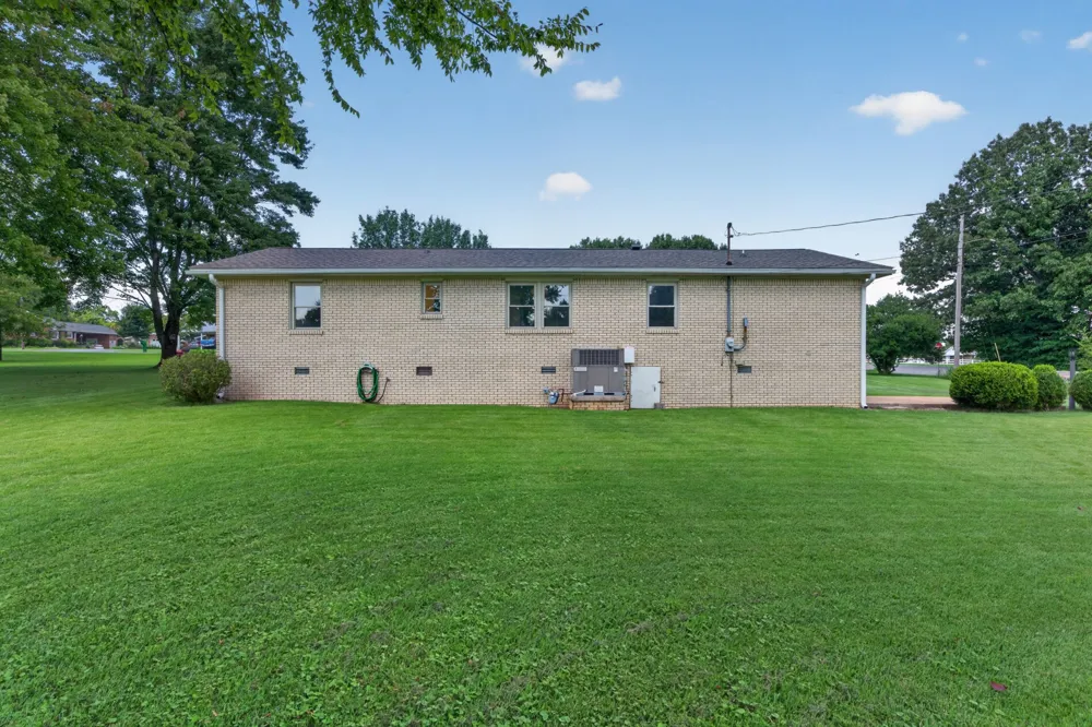21 Robertson St Mc Ewen, TN 37101