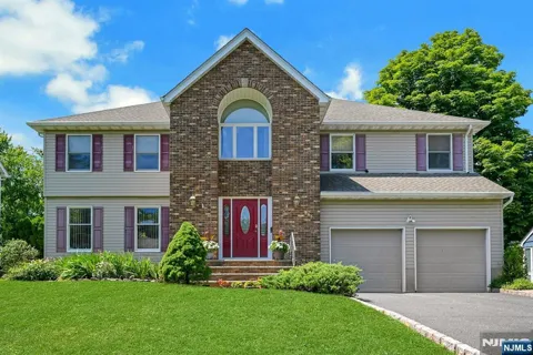 885 Summit Avenue